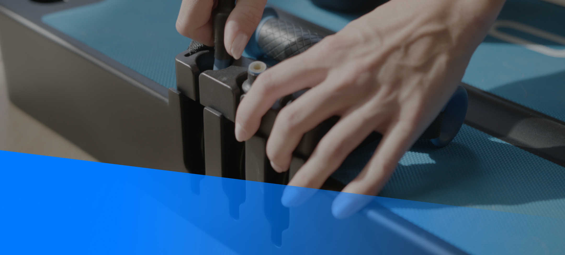 <p>UNBOX.<br/>SET UP.<br/>START TRAINING.</p>